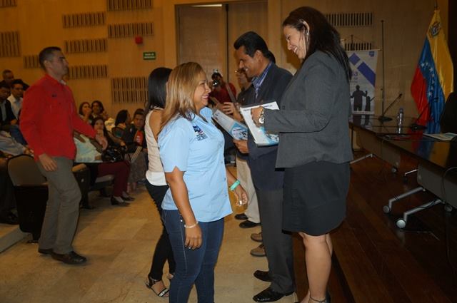 Magister Wuilmar J. Lorca, Doctora Aurora Chiquinquirá, Msc Mayuri Mendoza certificando a los funcionarios de la Dirección General de Prevención del Delito acto de certificación General Manuel Eduardo Perez Urdaneta foto 56