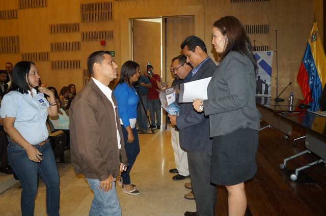 Magister Wuilmar J. Lorca, Doctora Aurora Chiquinquirá, Msc Mayuri Mendoza certificando a los funcionarios de la Dirección General de Prevención del Delito acto de certificación General Manuel Eduardo Perez Urdaneta foto 42