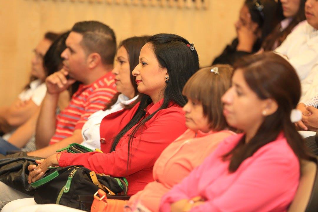 Magister Wuilmar J. Lorca, Doctora Aurora Chiquinquirá, Msc Mayuri Mendoza certificando a los funcionarios de la Dirección General de Prevención del Delito acto de certificacion foto 20