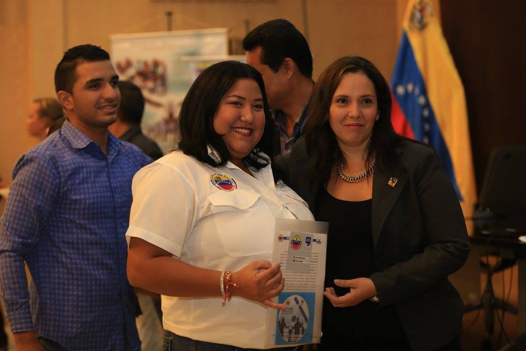 Magister Wuilmar J. Lorca, Doctora Aurora Chiquinquirá, Msc Mayuri Mendoza certificando a los funcionarios de la Dirección General de Prevención del Delito acto de certificacion 04